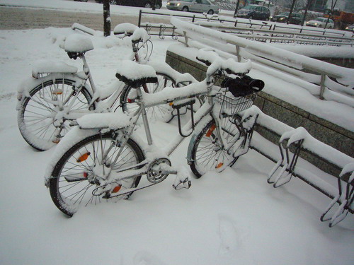 vélo sous la neige, le matin à la gare 