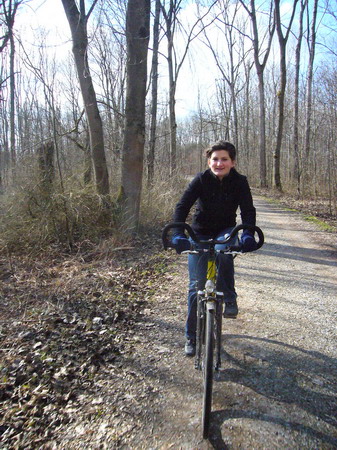Nadine souriante sur son vélo